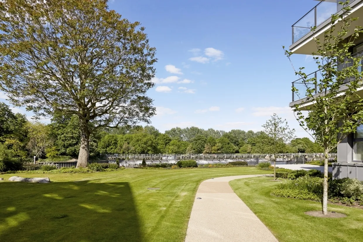 Pinewood Gardens Teddington TW11 photo 10