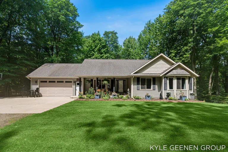 208 Chicago Ave, Holland, MI 49424-2600