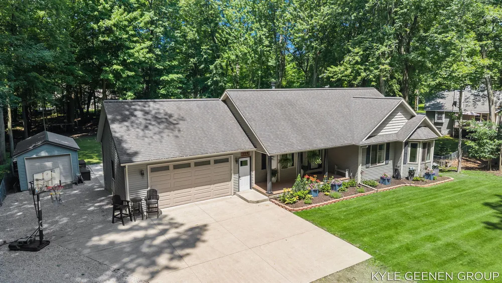 208 Chicago Ave, Holland, MI 49424-2600