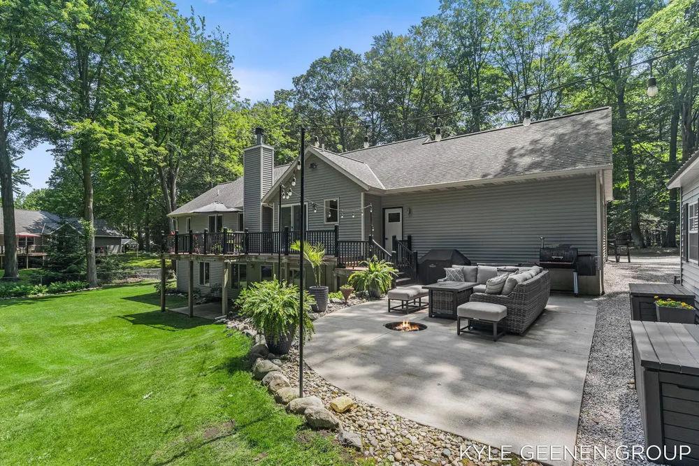 208 Chicago Ave, Holland, MI 49424-2600