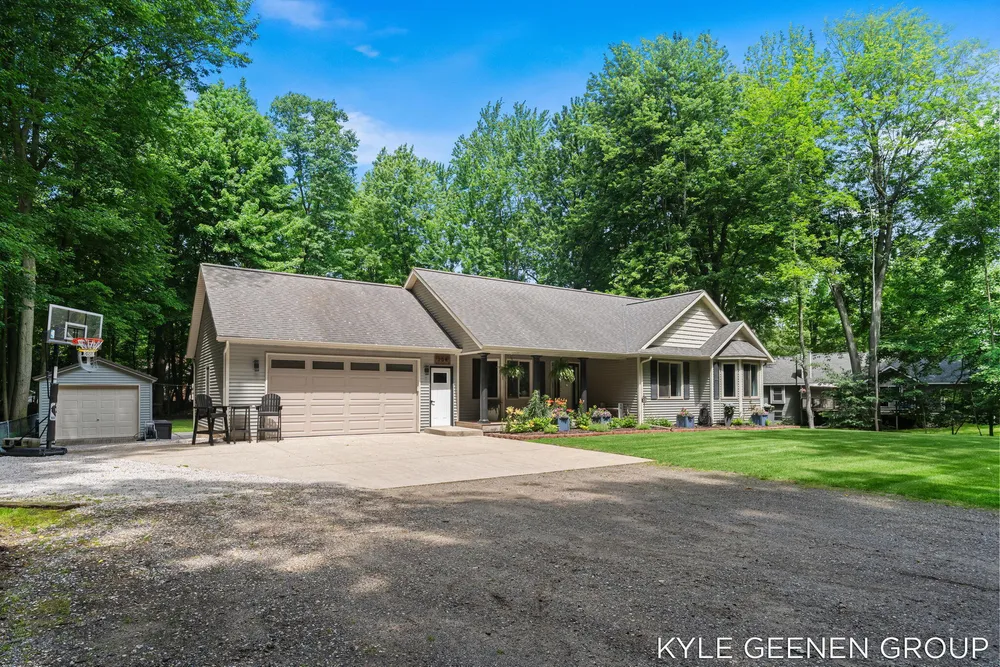 208 Chicago Ave, Holland, MI 49424-2600