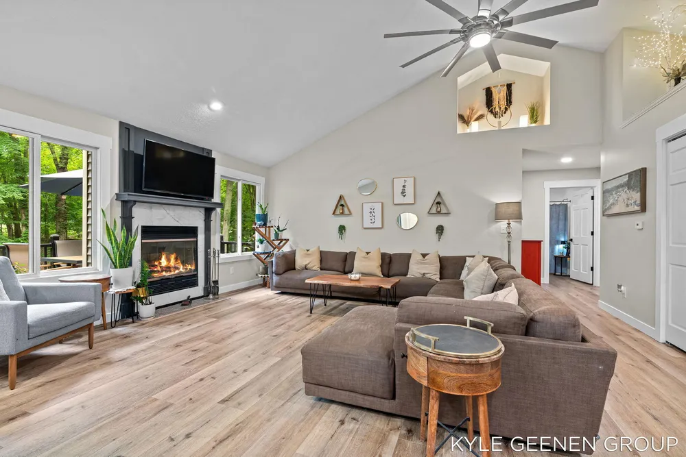 208 Chicago Ave, Holland, MI 49424-2600