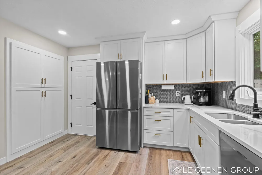 208 Chicago Ave, Holland, MI 49424-2600