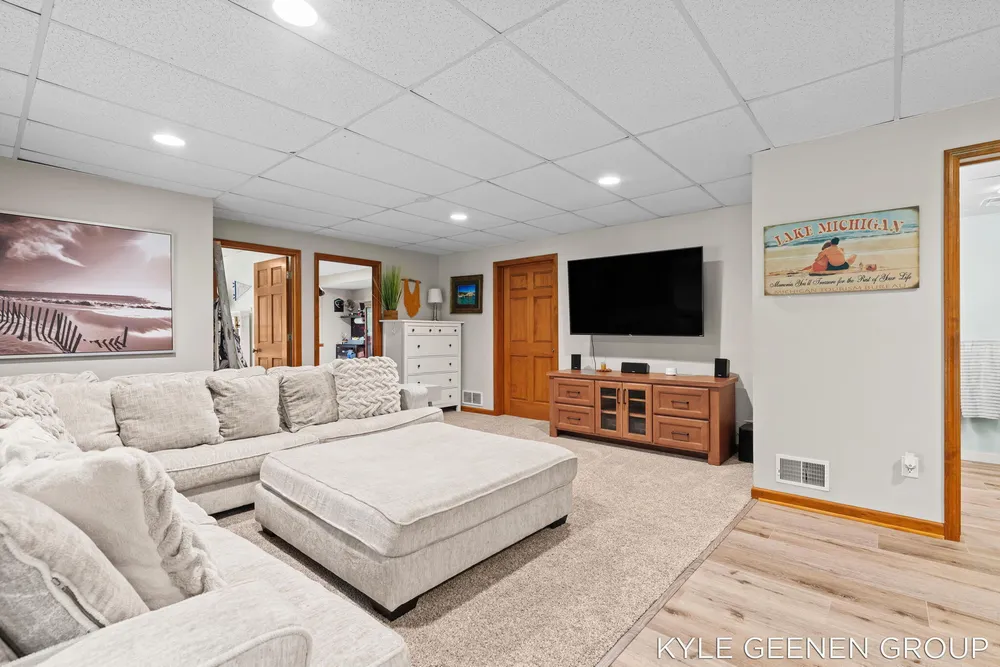 208 Chicago Ave, Holland, MI 49424-2600