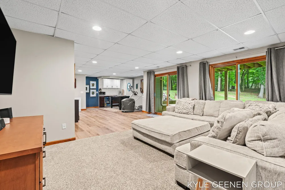 208 Chicago Ave, Holland, MI 49424-2600
