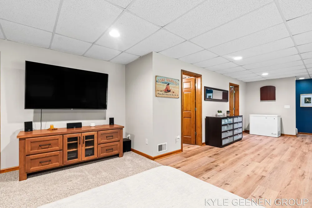 208 Chicago Ave, Holland, MI 49424-2600