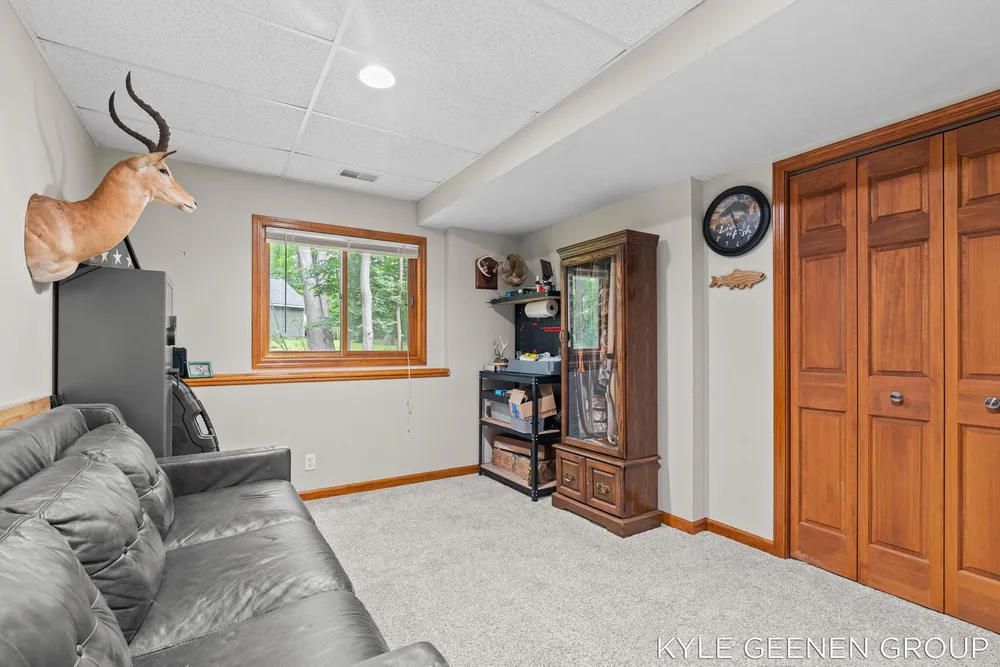 208 Chicago Ave, Holland, MI 49424-2600