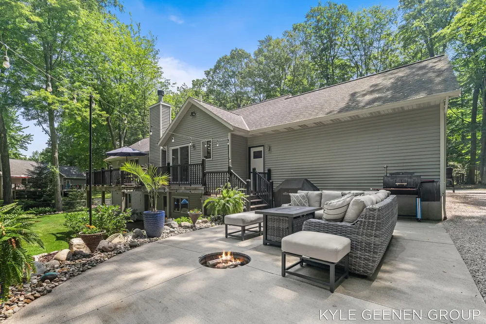 208 Chicago Ave, Holland, MI 49424-2600