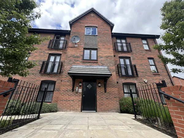 Quinn Square, Droylsden, M43