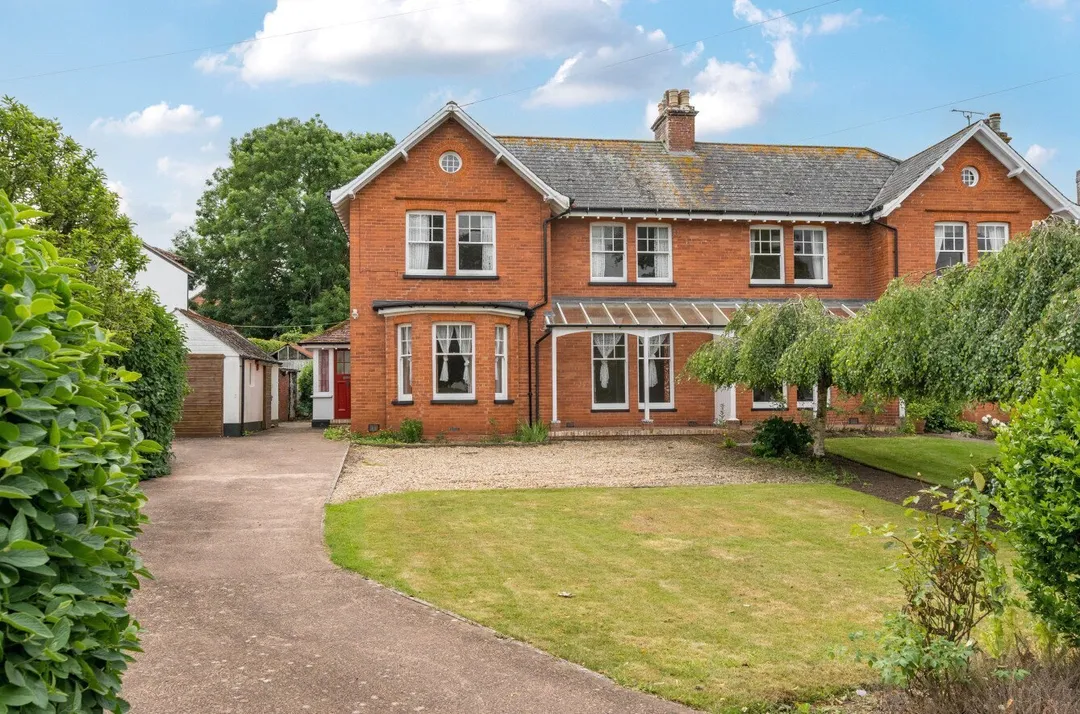 https://mr0.homeflow-assets.co.uk/files/photo/image/47663/3610/_x_/TOP260136_25.jpg