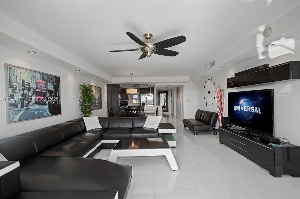 3050 N Palm Aire Dr, Pompano Beach, FL 33069