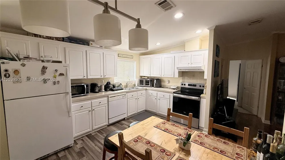 8631 SW 18th Pl, Davie, FL 33324