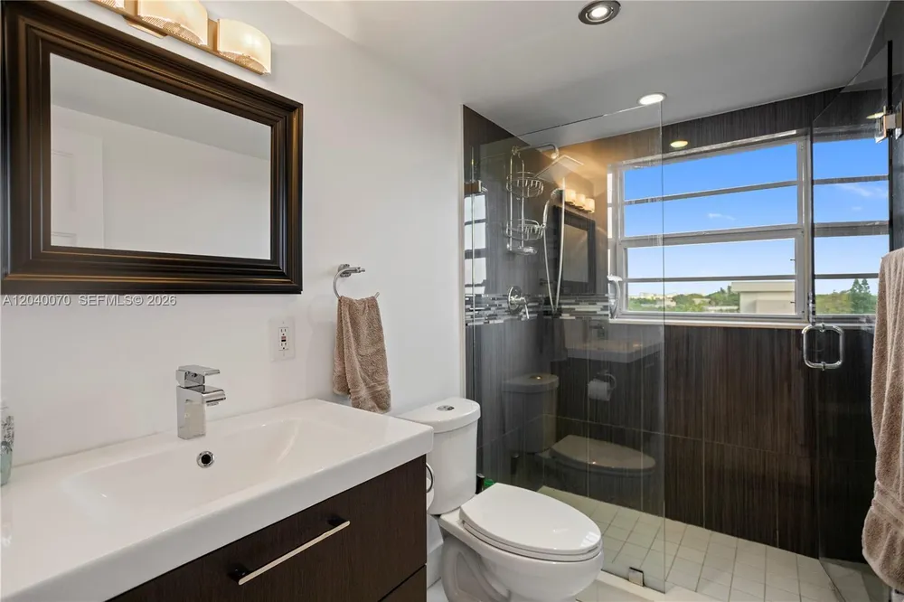 3050 N Palm Aire Dr, Pompano Beach, FL 33069