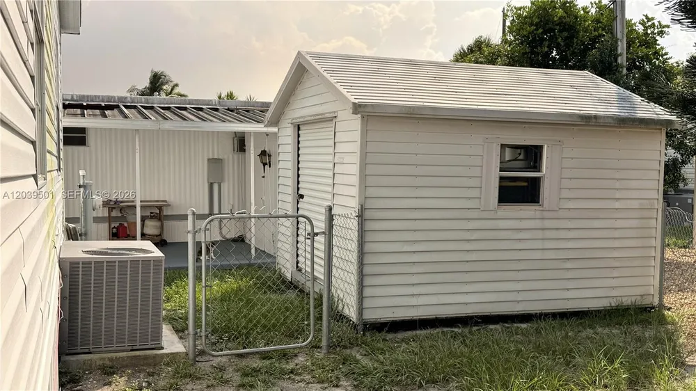 8631 SW 18th Pl, Davie, FL 33324