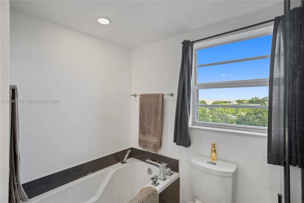 3050 N Palm Aire Dr, Pompano Beach, FL 33069