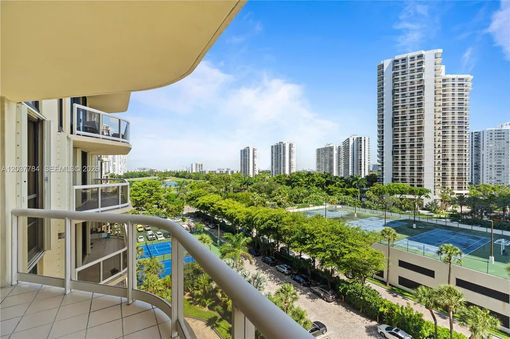 20191 E Country Club Dr, Aventura, FL 33180