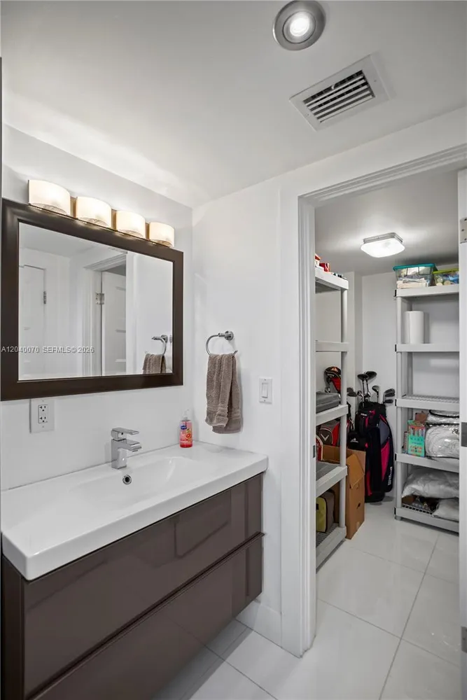 3050 N Palm Aire Dr, Pompano Beach, FL 33069