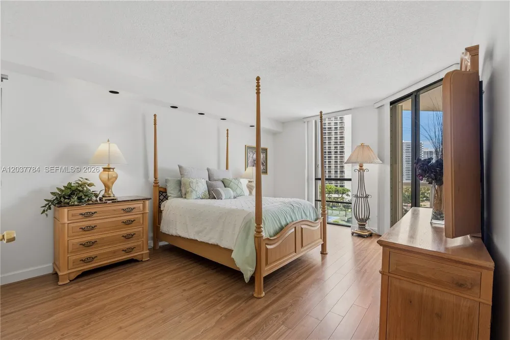 20191 E Country Club Dr, Aventura, FL 33180