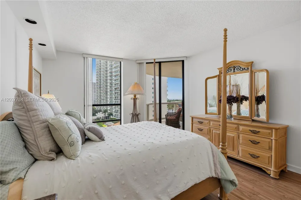 20191 E Country Club Dr, Aventura, FL 33180