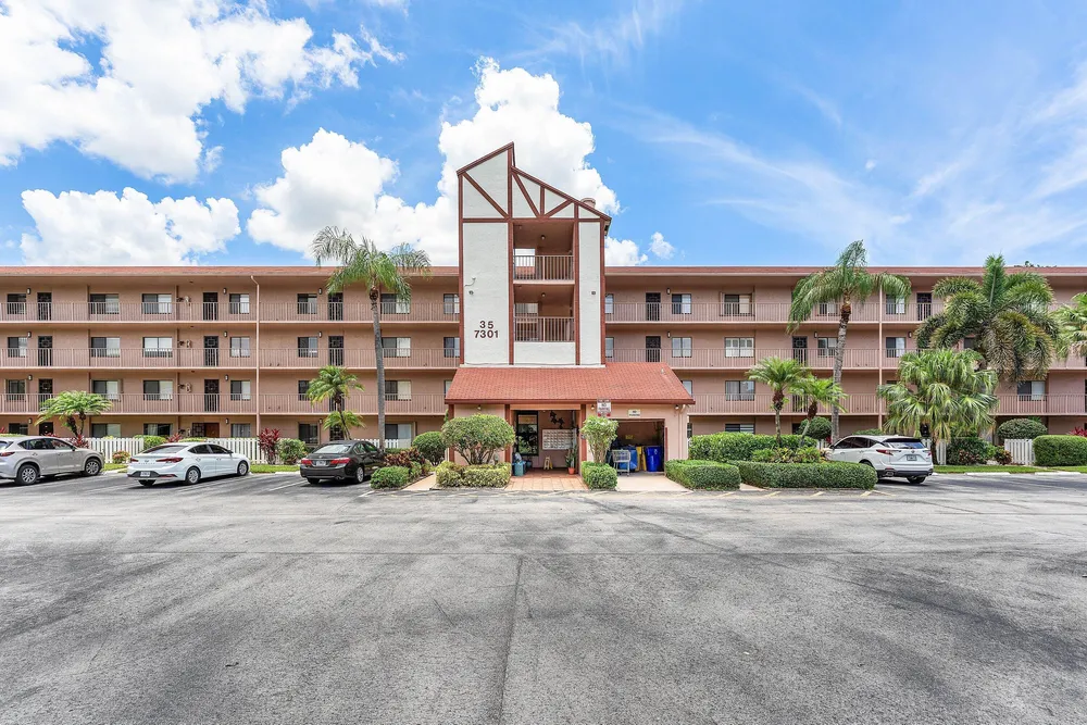 7301 Amberly Ln, Delray Beach, FL 33446