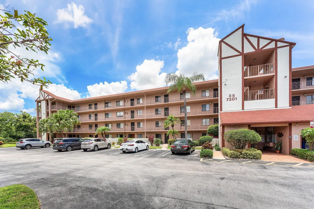 7301 Amberly Ln, Delray Beach, FL 33446