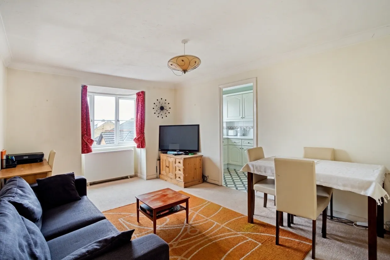 Brighton Road Addlestone KT15 photo 2