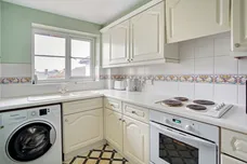 Brighton Road Addlestone KT15 photo 3