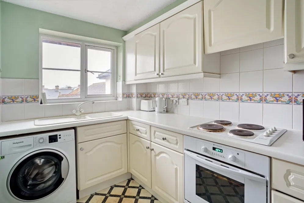 Brighton Road Addlestone KT15 photo 3