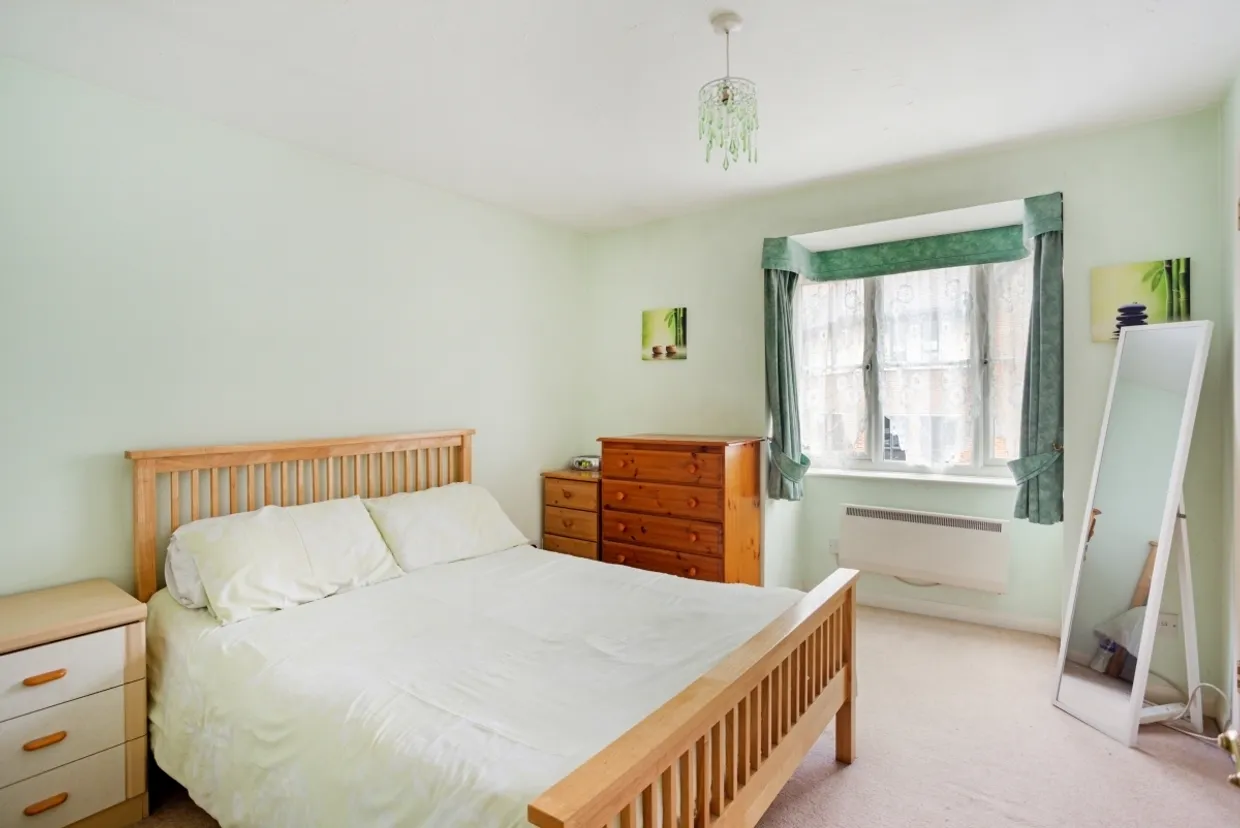 Brighton Road Addlestone KT15 photo 4