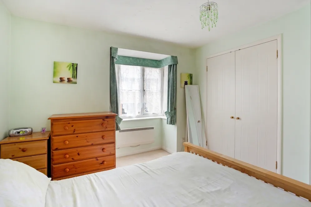 Brighton Road Addlestone KT15 photo 5