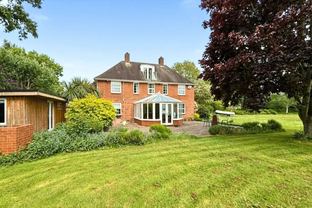https://mr0.homeflow-assets.co.uk/files/photo/image/47666/0783/_x_/TOP260017_58.jpg