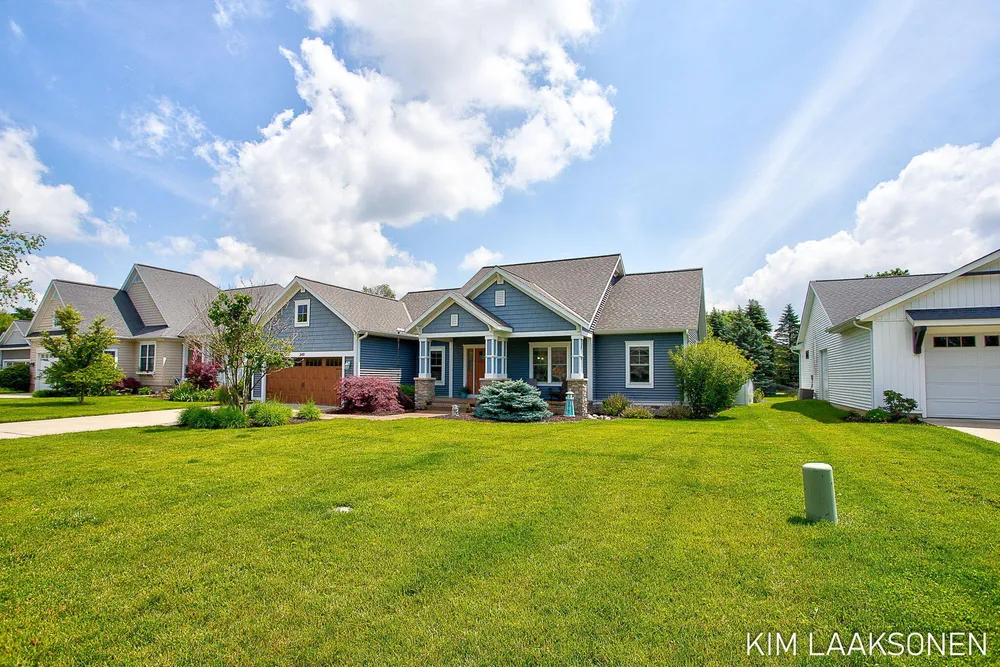 349 Parkside Ln, Douglas, MI 49406