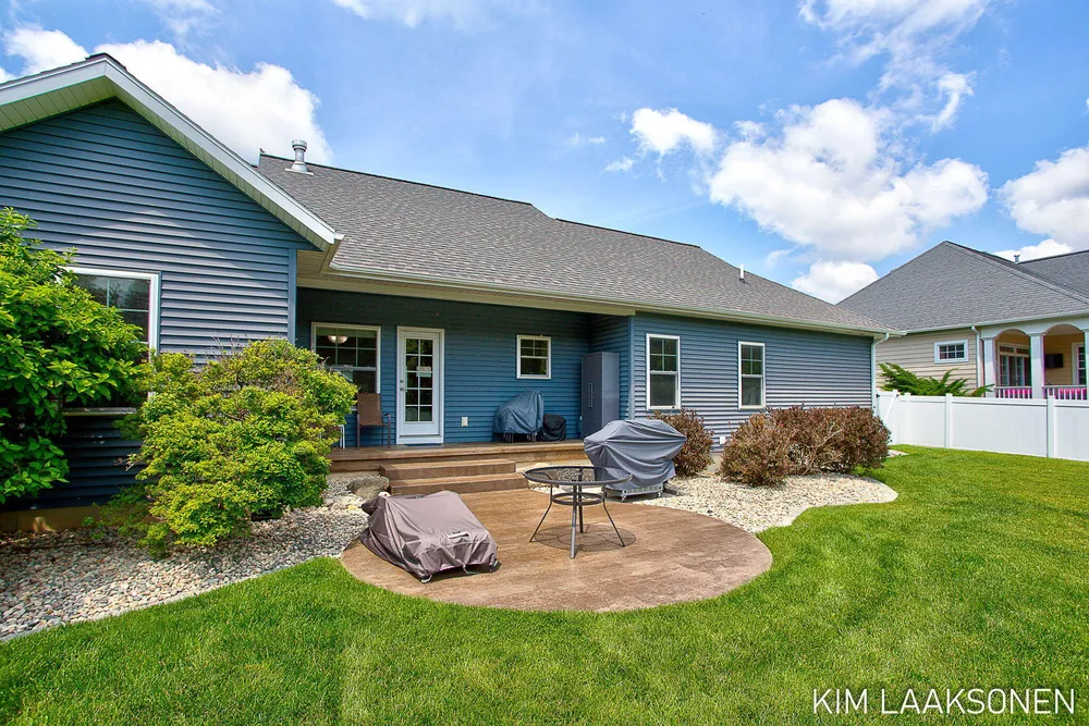 349 Parkside Ln, Douglas, MI 49406