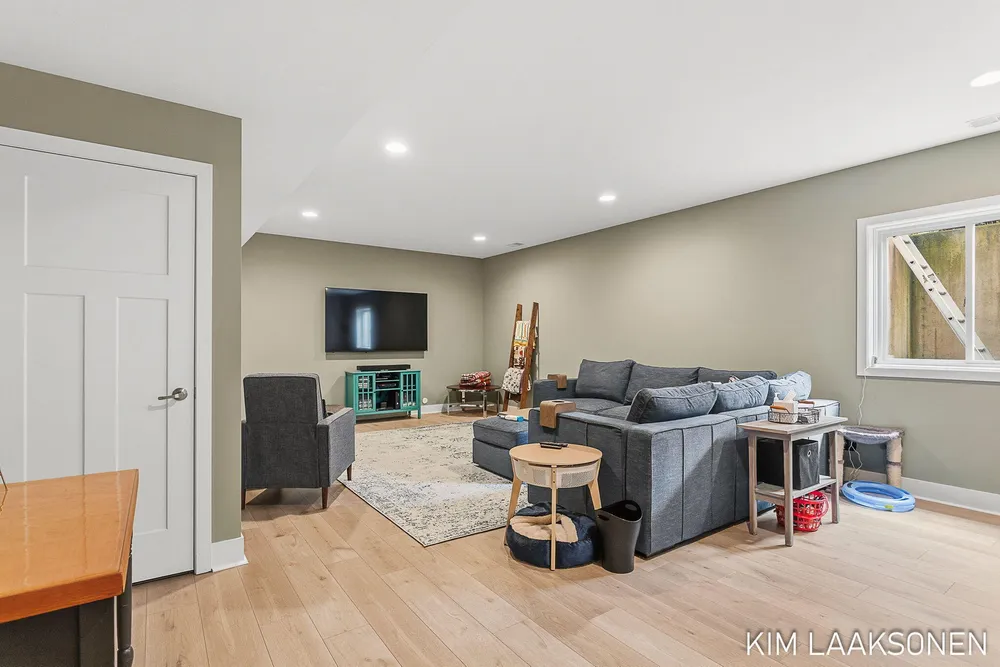349 Parkside Ln, Douglas, MI 49406