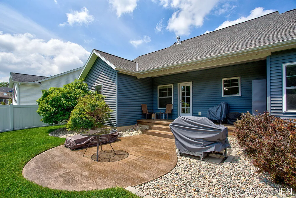349 Parkside Ln, Douglas, MI 49406
