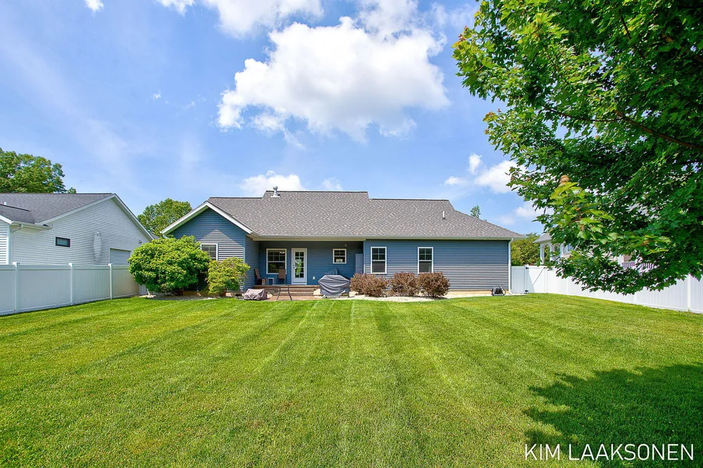 349 Parkside Ln, Douglas, MI 49406