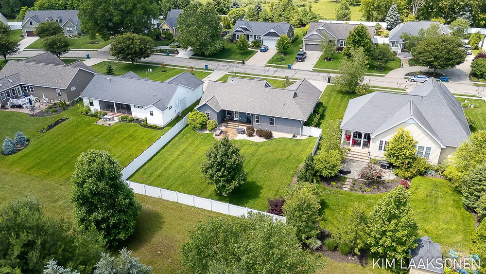 349 Parkside Ln, Douglas, MI 49406