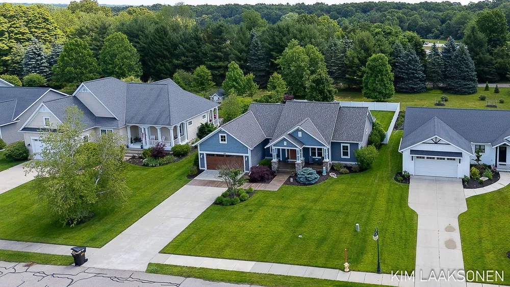 349 Parkside Ln, Douglas, MI 49406