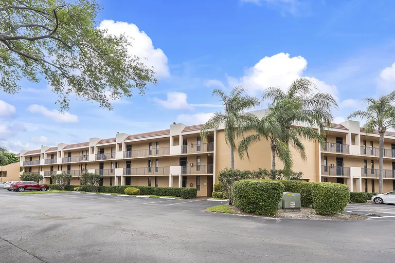5828 Coral Lake Dr, Margate, FL 33063