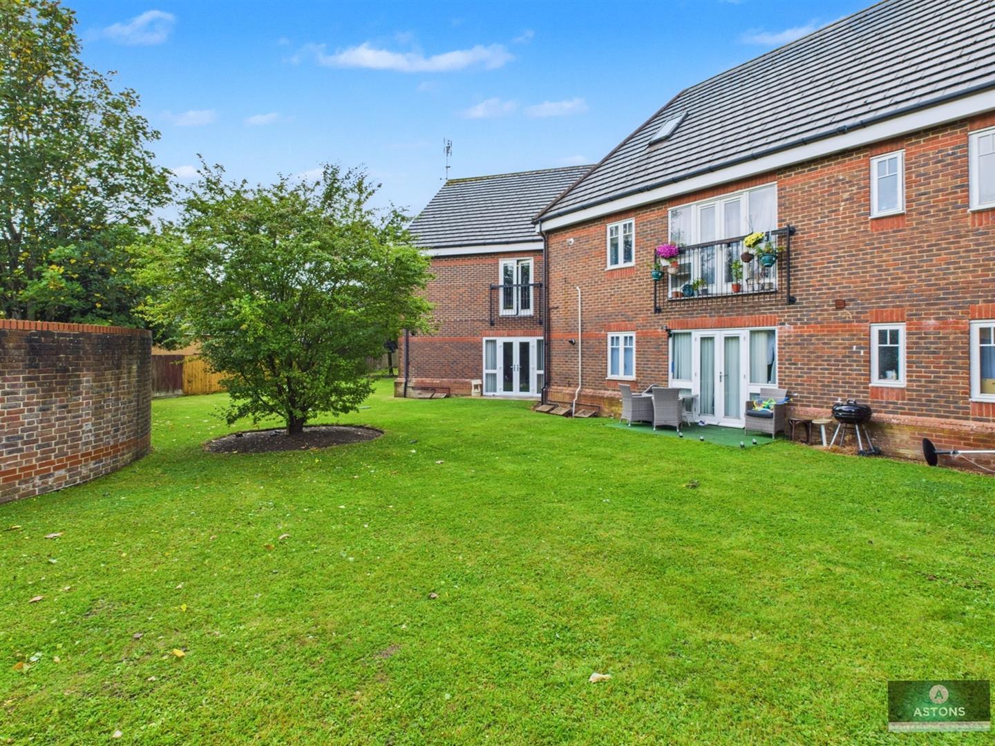 Rosemead Gardens, Southgate Image 11