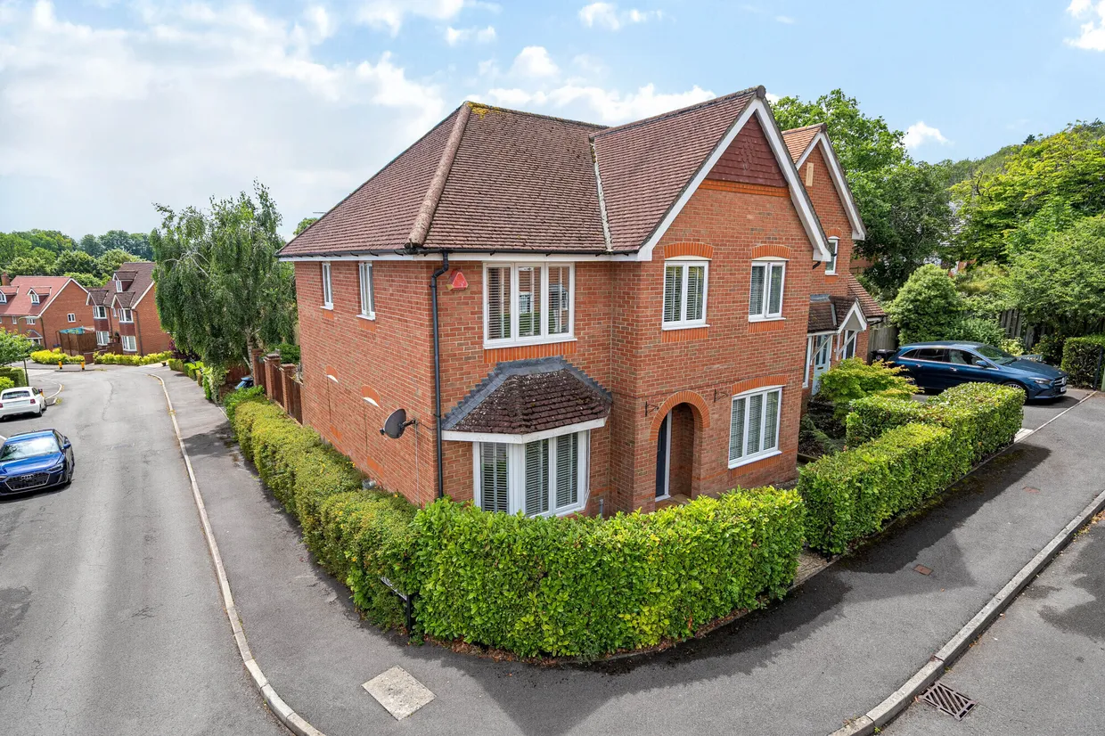 Burnham Road, Alton, GU34 photo 1