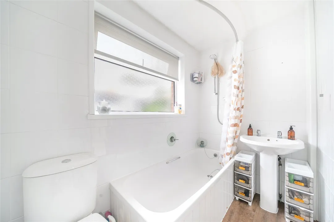https://mr0.homeflow-assets.co.uk/files/photo/image/47673/8190/_x_/SOU260275_02.jpg
