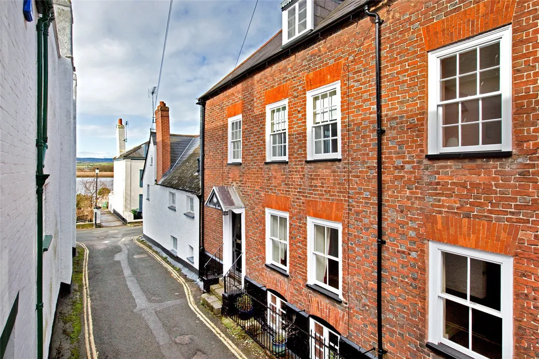 https://mr0.homeflow-assets.co.uk/files/photo/image/47675/8041/_x_/TOP230113_30.jpg