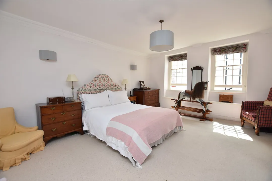 https://mr0.homeflow-assets.co.uk/files/photo/image/47675/8049/_x_/TOP230113_33.jpg