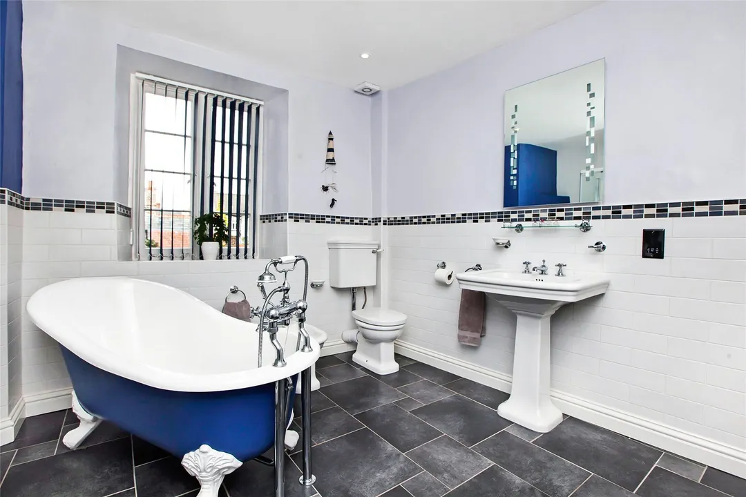 https://mr0.homeflow-assets.co.uk/files/photo/image/47675/8051/_x_/TOP230113_21.jpg