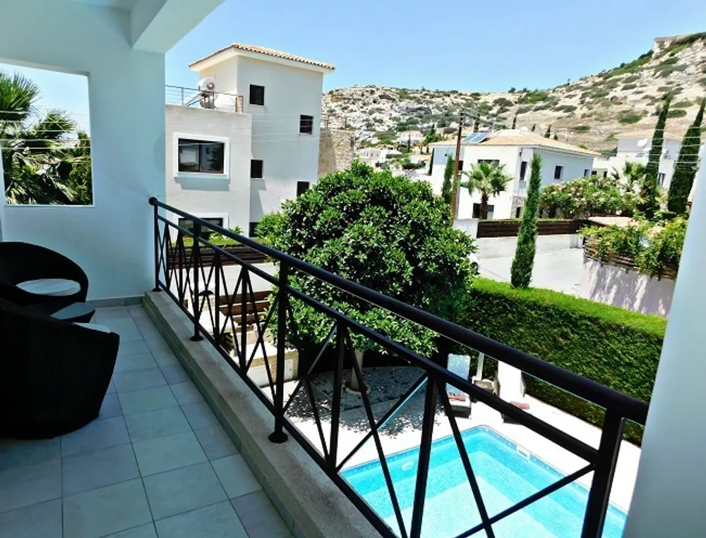 3 B/R Villa with mountain views : Peyia, Paphos