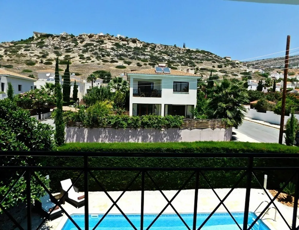 3 B/R Villa with mountain views : Peyia, Paphos