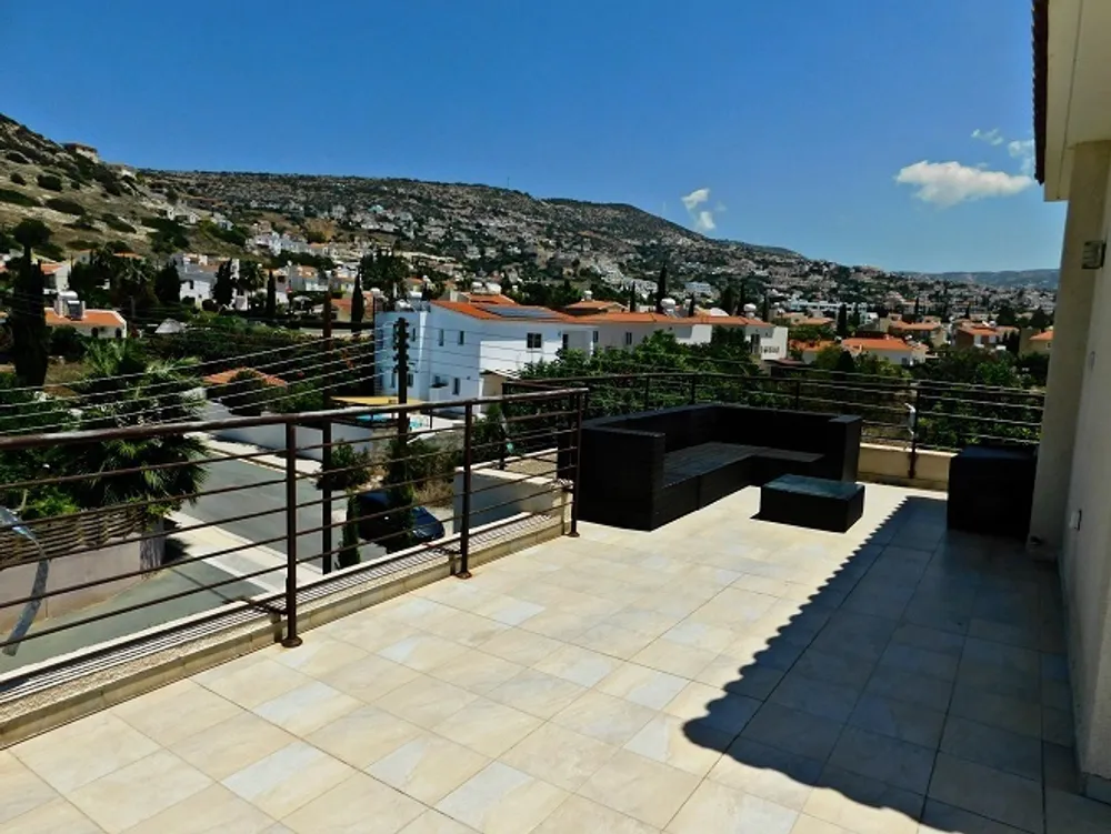 3 B/R Villa with mountain views : Peyia, Paphos