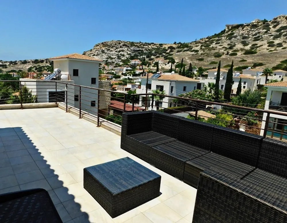 3 B/R Villa with mountain views : Peyia, Paphos