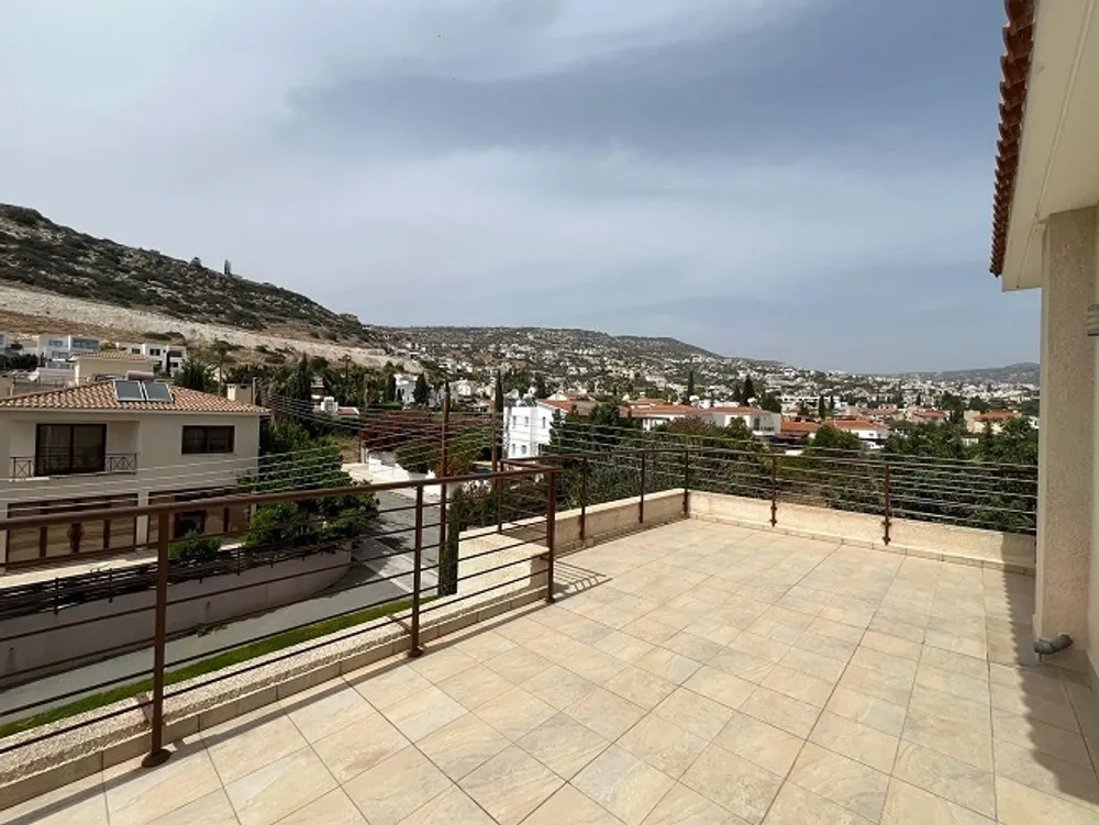 3 B/R Villa with mountain views : Peyia, Paphos